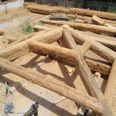 Charpente vieux bois taille toiture 3 pentes